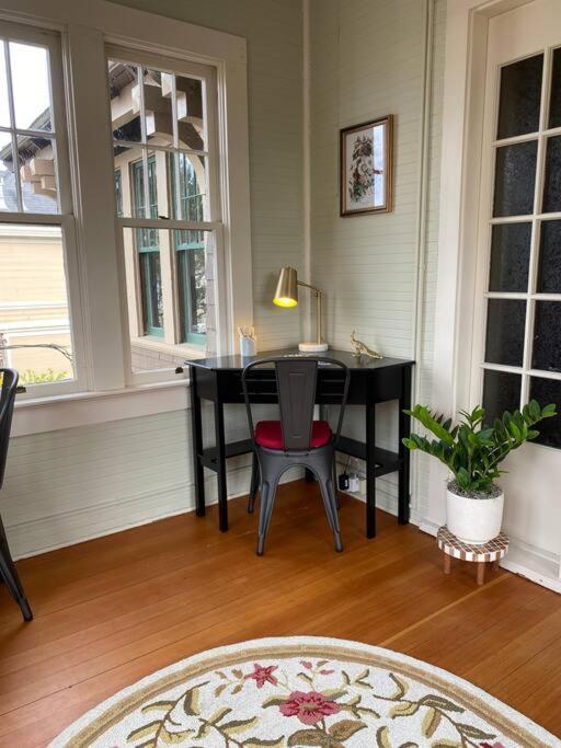 Historic Downtown Riverview Flat, No 3 Астория Екстериор снимка